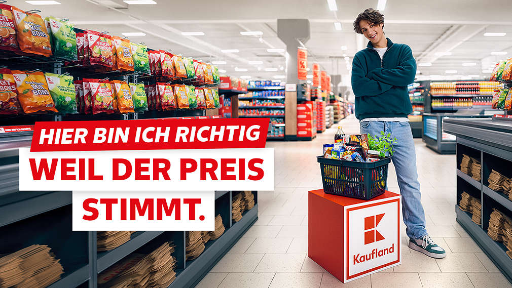 Schriftzug: Hier bin ich richtig weil der Preis stimmt.; Abbildung: Junger Mann in einer Kaufland-Filiale