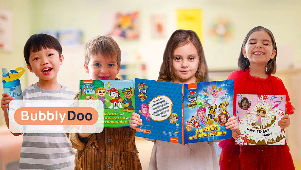 Abbildung: Kinder halten ein Buch in den Händen; Logo: BubblyDoo