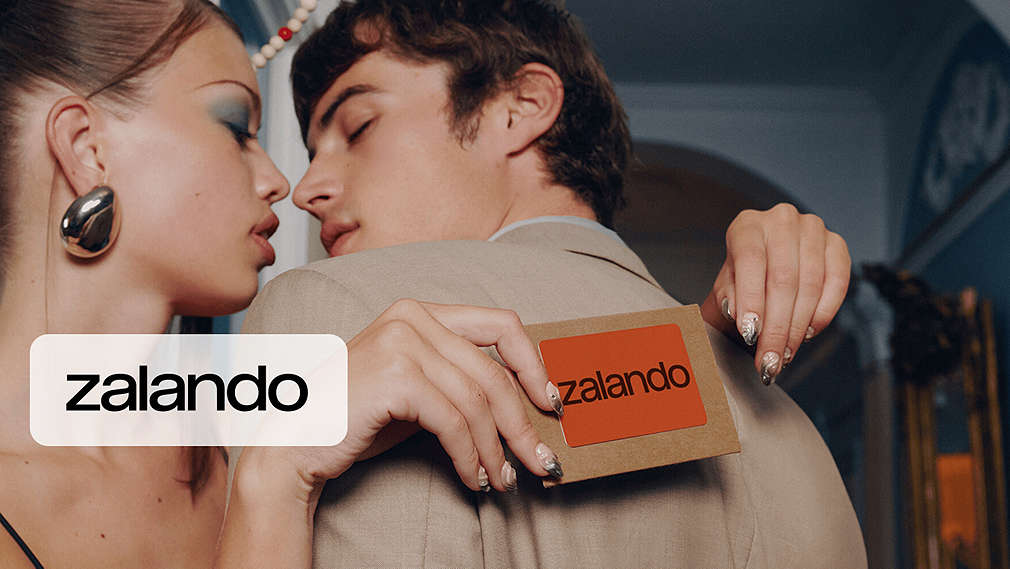 Abbildung: Eine Frau und ein Mann mit einer Zalando Gift-Card; Logo: zalando