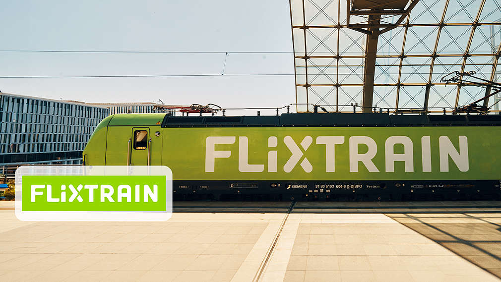 Abbildung: Zug; Logo: FLIXTRAIN