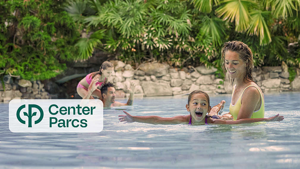 Abbildung: Eine Familie im Pool; Logo: Center Parcs