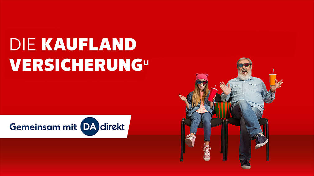 Schriftzug: Die Kaufland Versicherungᵘ; Abbildung: Ein Mann und ein Kind sitzen auf einem Stuhl; Logo: Gemeinsam mit Da direkt