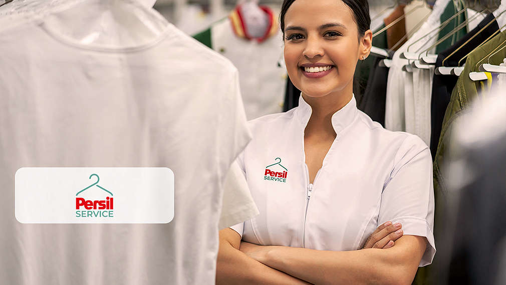 Abbildung: Eine Frau in einem Waschsalon; Logo: Persil Service