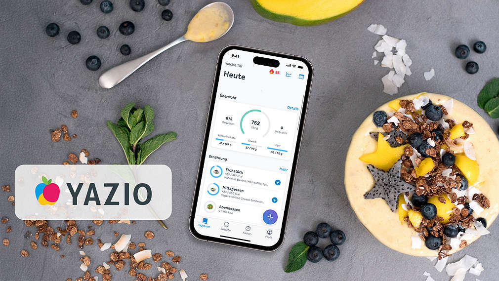 Abbildung: Smartphone mit App von YAZIO; Logo: YAZIO