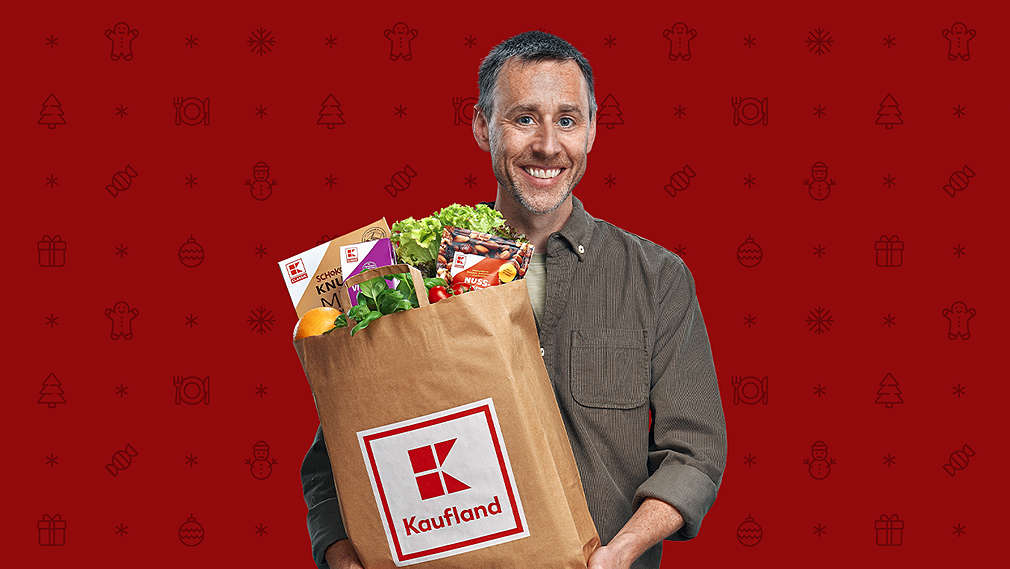 Mann mit Kaufland-Tüte mit Lebensmitteln
