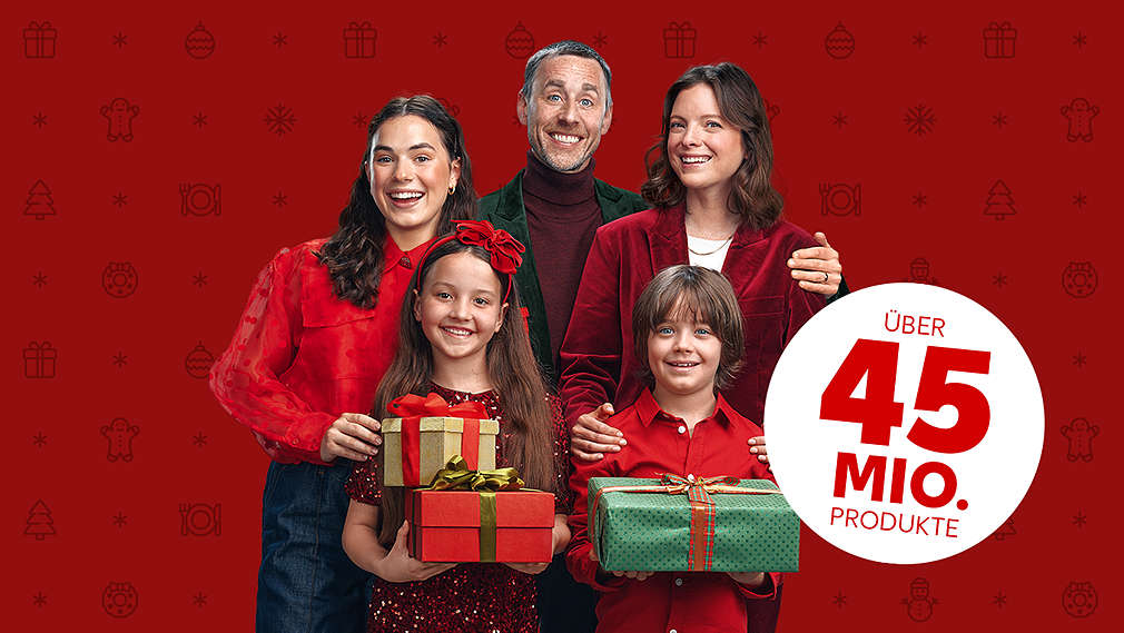 Familie in Weihnachts-Outfits und Geschenken in der Hand; Störer: über 45 Mio. Produkte