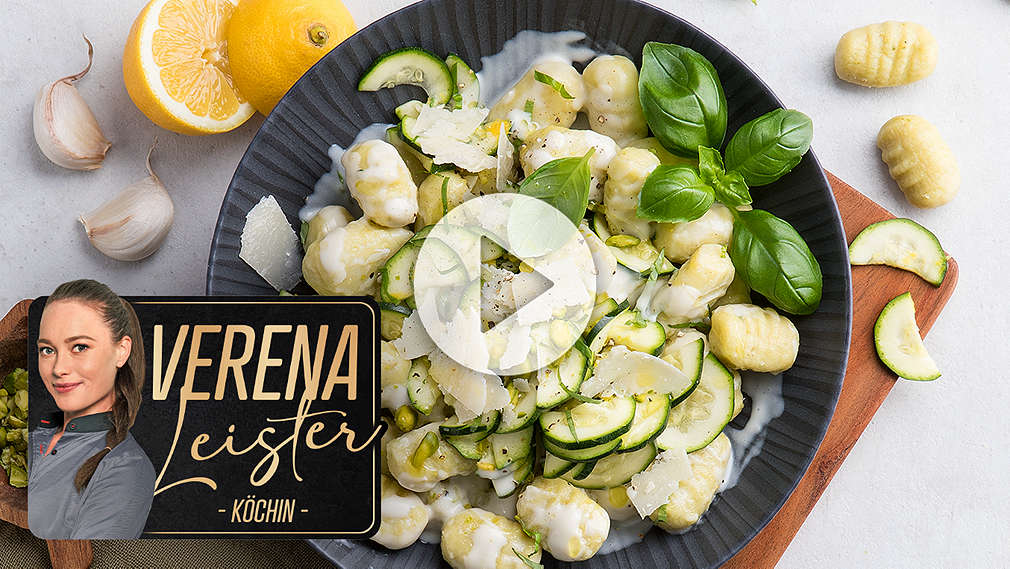 Rezeptbild: Pistazien-Gnocchi mit Basilikum-Zitronensoße; Play-Button; Störer mit Bild und Schriftzug: Verena Leister - Köchin -