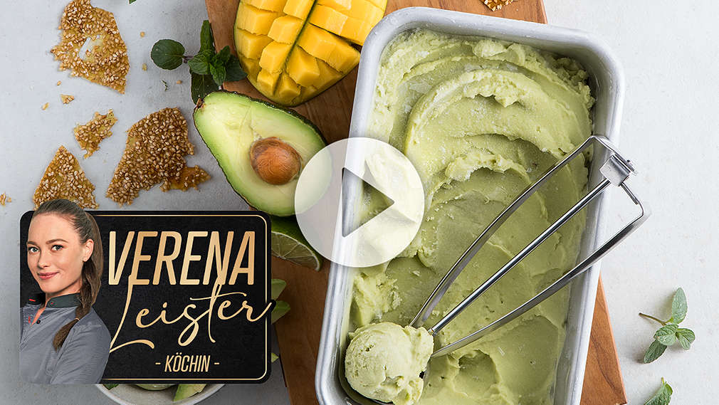 Rezeptbild:  Veganes Avocado-Kokos-Eis mit Sesamkaramell; Störer mit Bild und Schriftzug: Verena Leister - Köchin -