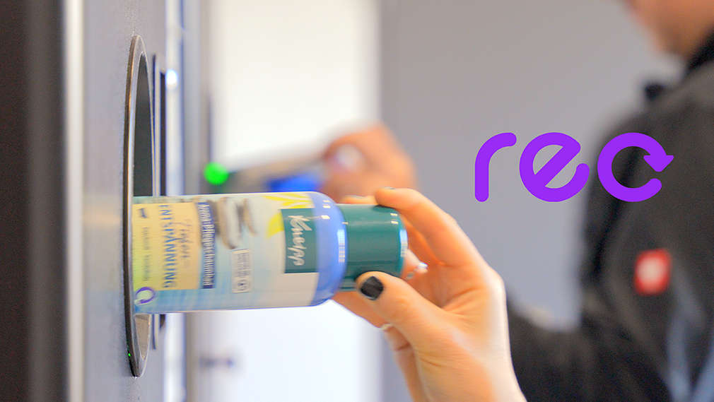 Pfelegeprodukt wird an Pfandautomat abgegeben, mit REO-Logo