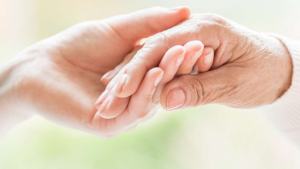 Personen halten sich an der Hand