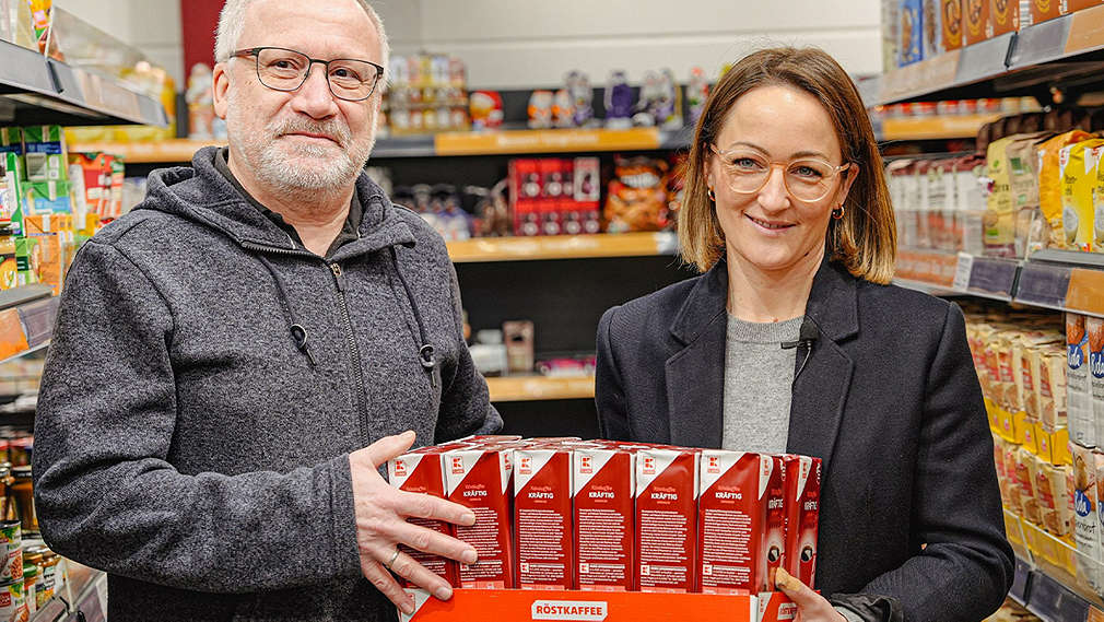 Zusammenarbeit mit der Tafel - Lebensmittel werden übergeben