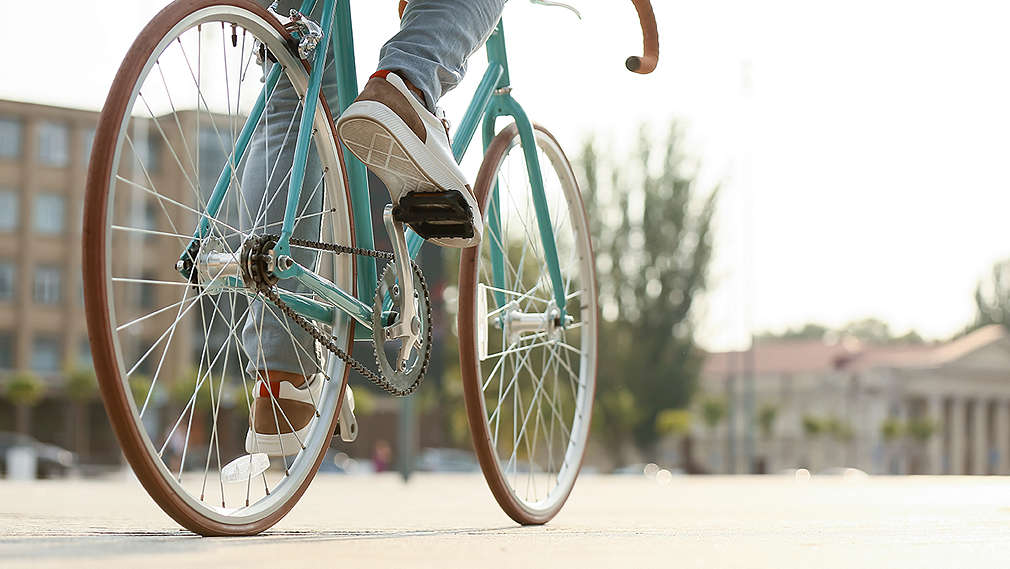 Person fährt auf Fahrrad