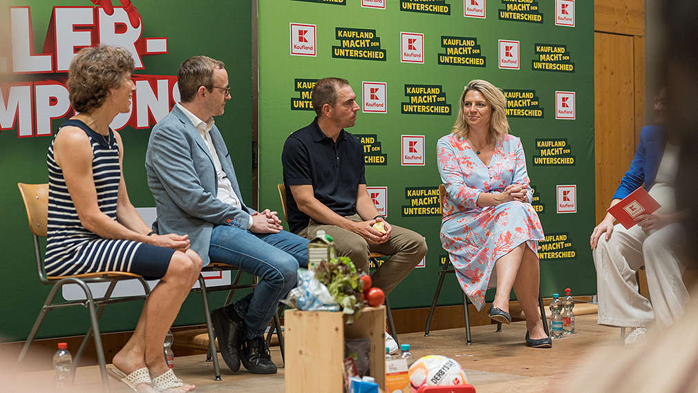 Philipp Lahm und andere Teilnehmer bei einem Interview auf dem Event der Teller Champions in Stuttgart 