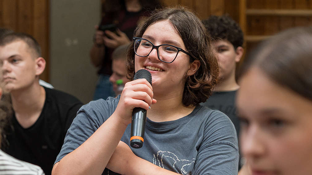 Kinder und Jugendlicher auf dem Event der Teller Champions in Stuttgart bekommen die Möglichkeit Fragen zu stellen