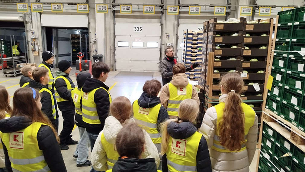 Schüler im Logistikzentrum