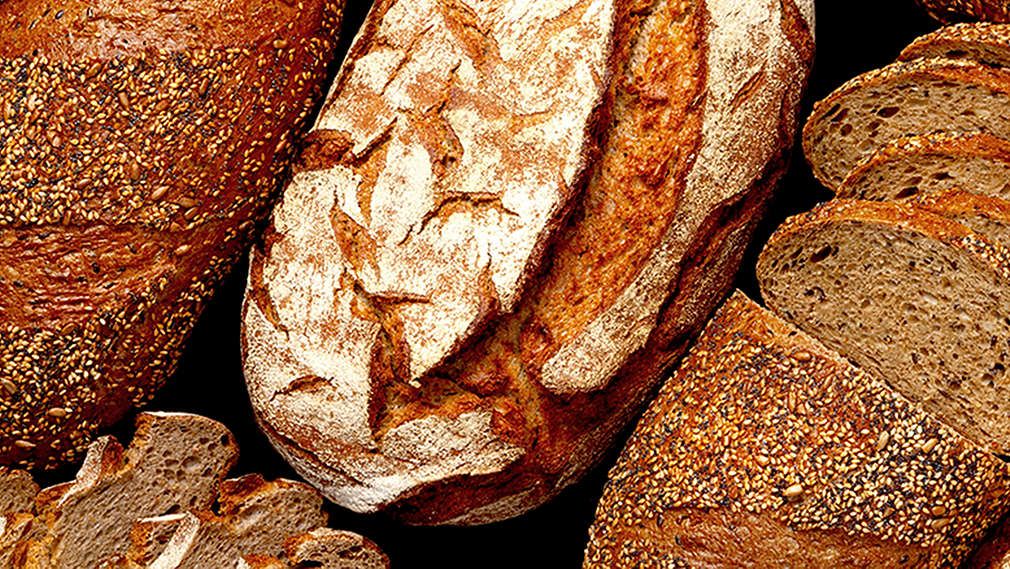 Brotlaibe ganz und aufgeschnitten