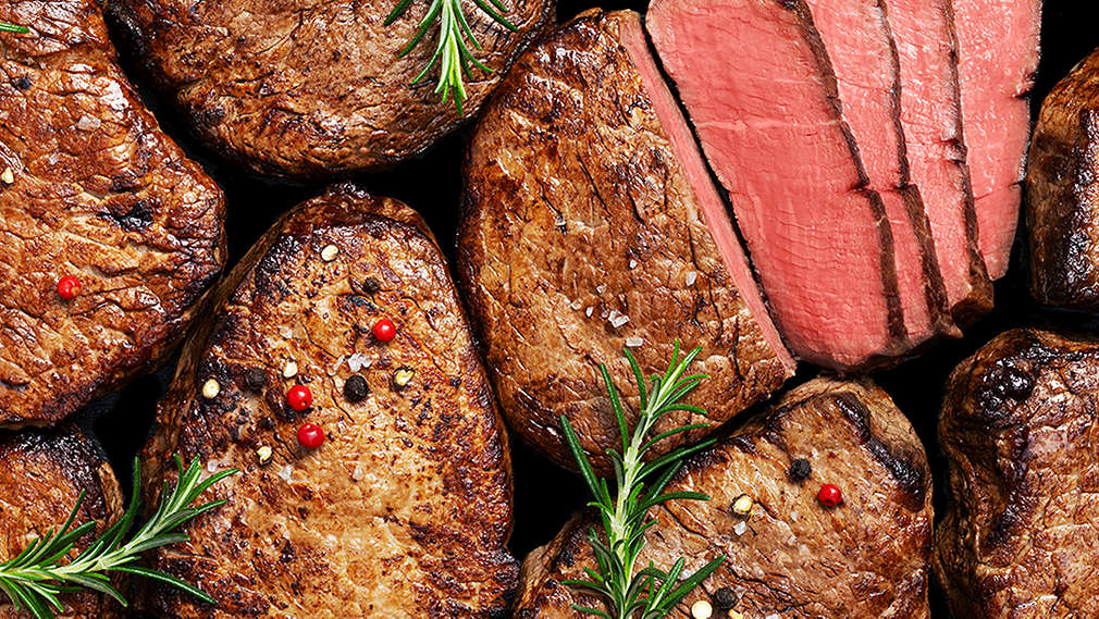 Gebratenes Fleisch mit Kräutern und Gewürzen garniert