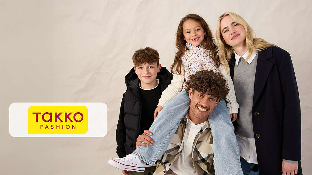 Abbildung: Eine Frau, ein Mann und zwei Kinder schauen in die Kamera; Logo: TAKKO Fashion