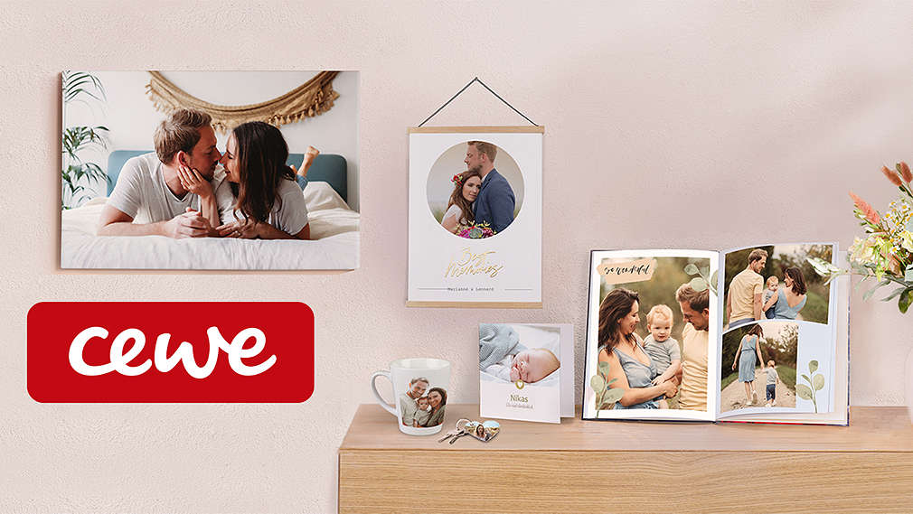 Abbildung: Ausgedruckte Fotos in der Wand; Logo: CEWE