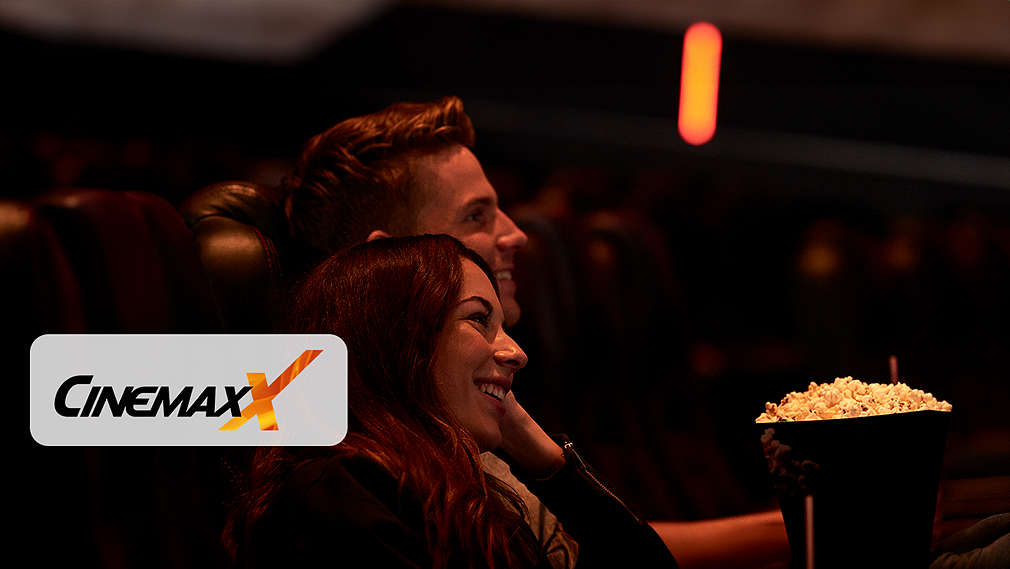 Abbildung: Zwei Menschen im Kino Logo: CinemaxX