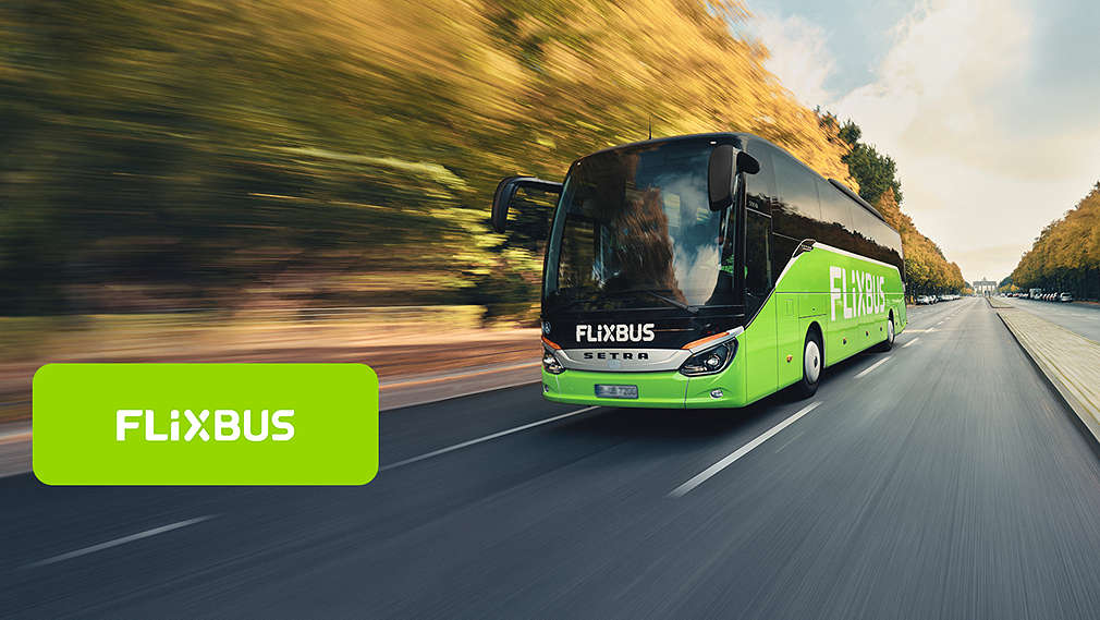 Abbildung: Ein Bus fährt auf der Starße; Logo: FlixBus