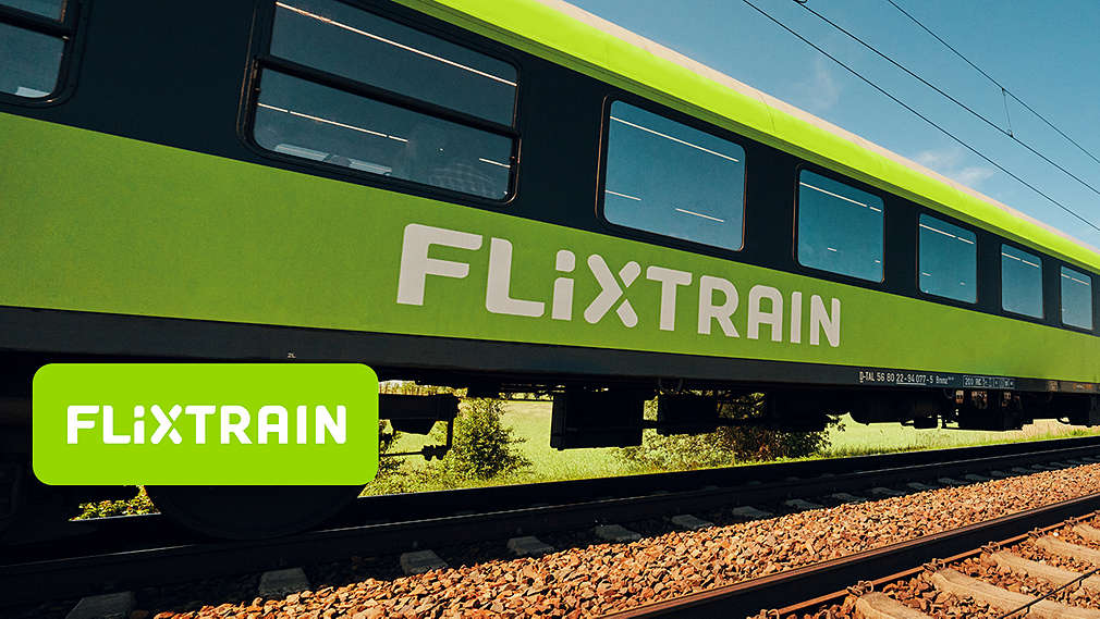 Abbildung: FlixTrain in Fahrt; Logo: FlixTrain