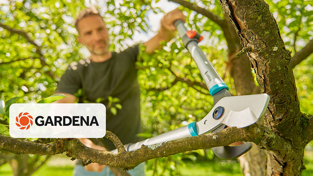 Abbildung: Ein Mann bei der Gartenarbeit; Logo: GARDENA