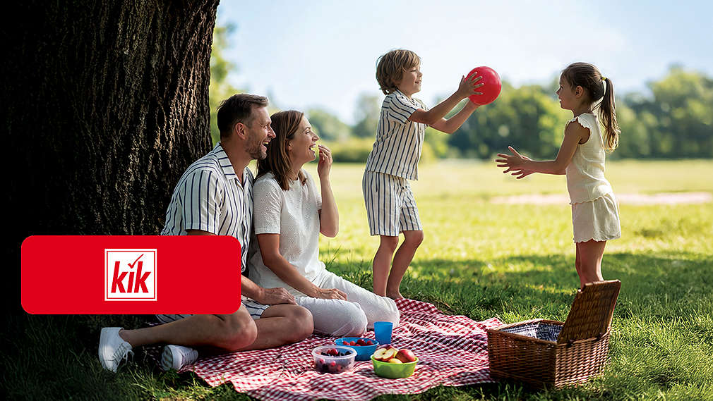 Abbildung: Eine Familie im Park; Logo: Kik