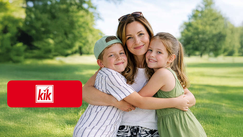 Abbildung: Eine Familie im Park; Logo: Kik