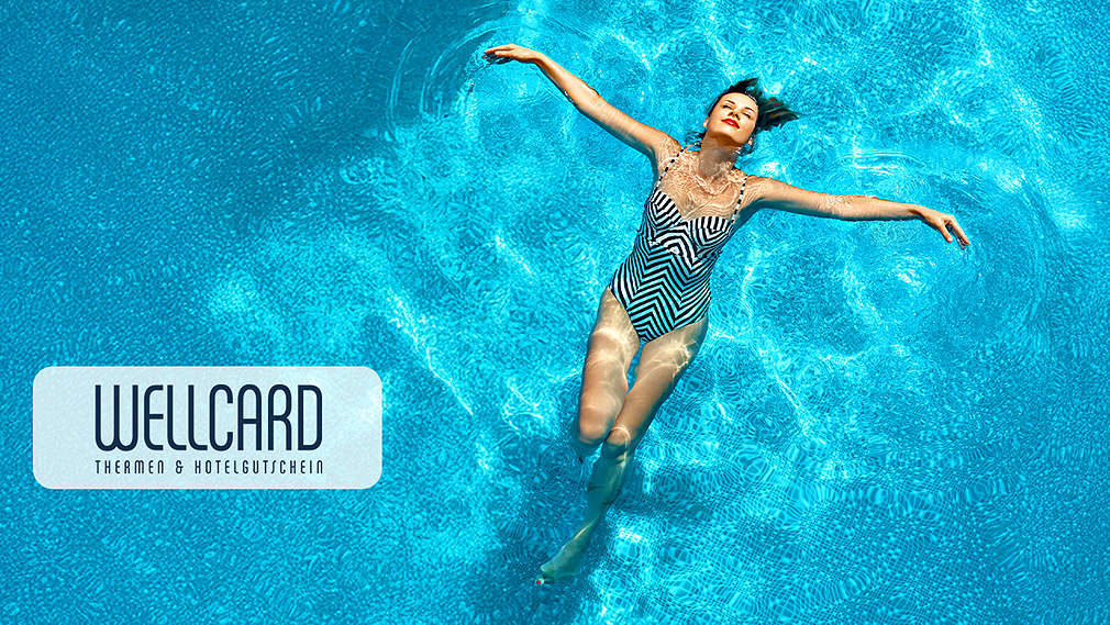 Abbildung: Eine Frau im Pool; Logo: WellCard
