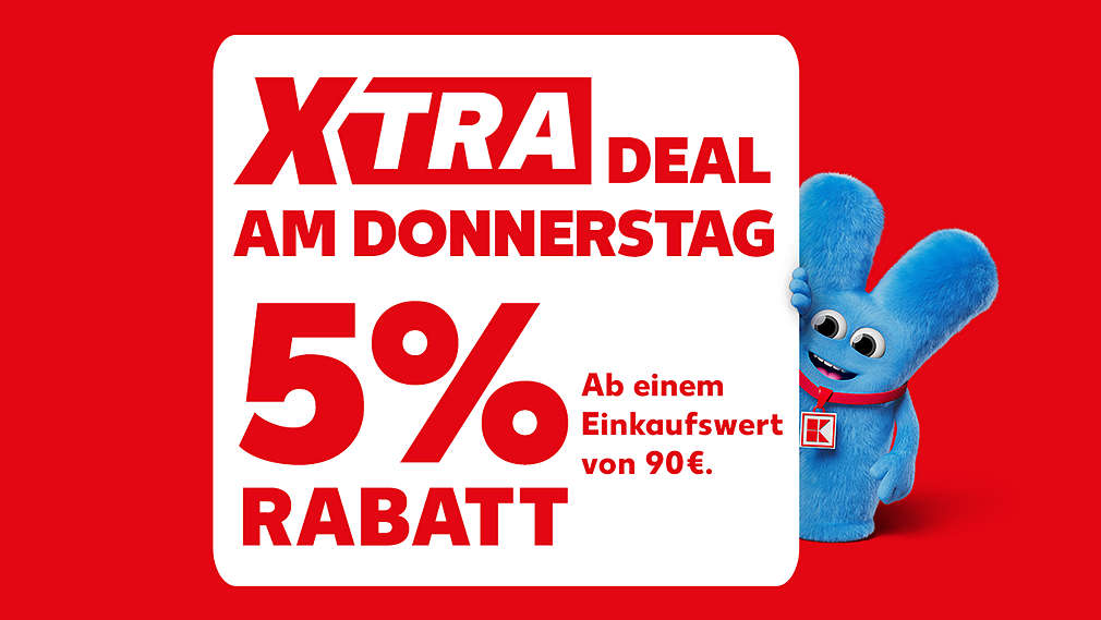 Schriftzug und Logo: XTRA DEAL AM DONNERSTAG, 5 % Rabatt, Ab einem Einkaufswert von 90 €.; Abbildung: Maskottchen