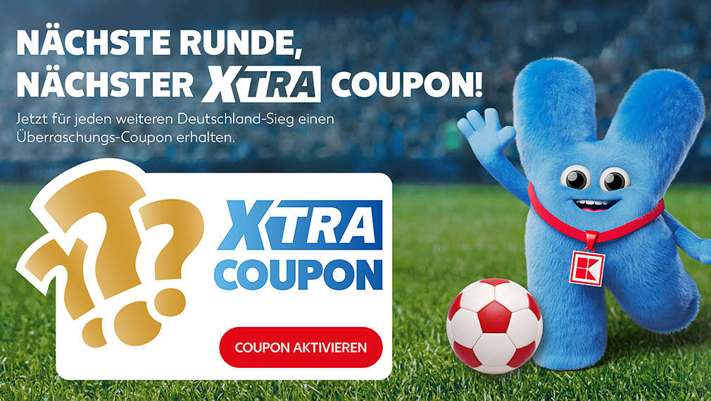 Schriftzug: Nächste Runde, nächster XTRA COUPON! Jetzt für jeden weiteren Deutschland-Sieg einen Überraschungs-Coupon erhalten.; Abbildung: Maskottchen mit Fußball auf einem Rasen im Stadion; Abbildung: Xtra Coupon mit Fragezeichen; Button: Coupon aktivieren