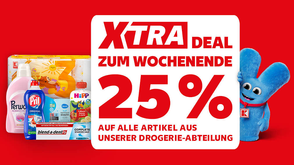 Schriftzug: XTRA DEAL ZUM WOCHENENDE, 25 % AUF ALLE ARTIKEL AUS UNSERER DROGERIEABTEILUNG, Abbildung: Maskottchen und verschiedene Drogerieartikel