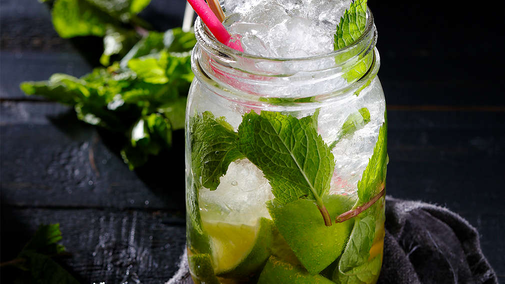 Изображение на две чаши с мохито