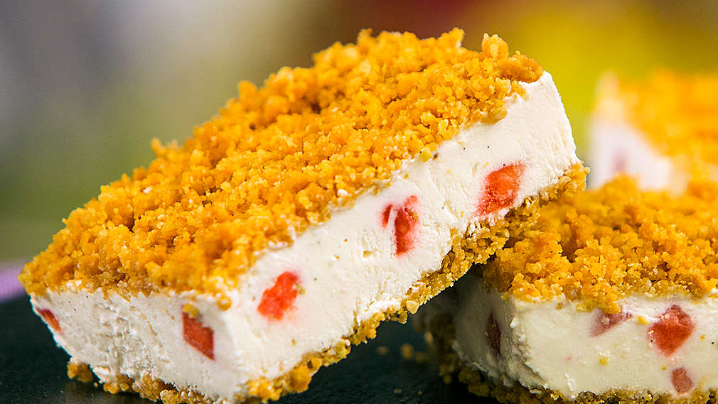 Изображение на два сладоледени сандвича с ягоди