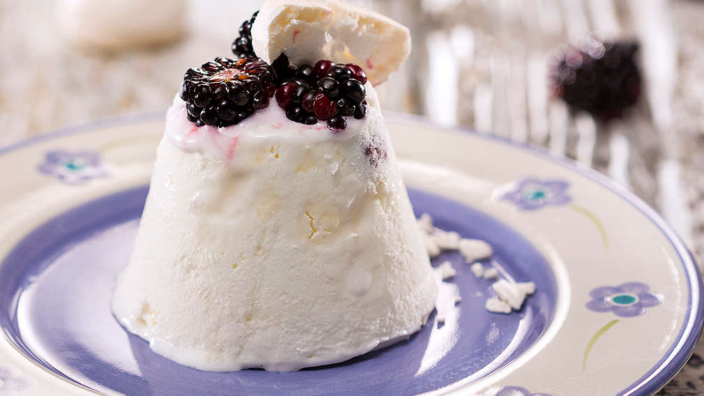 Изображение на сладолед с къпини и целувки