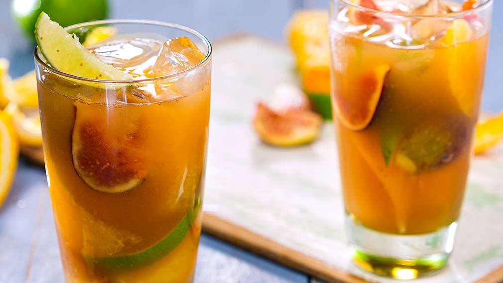 Изображение на чаша студен чай със смокини