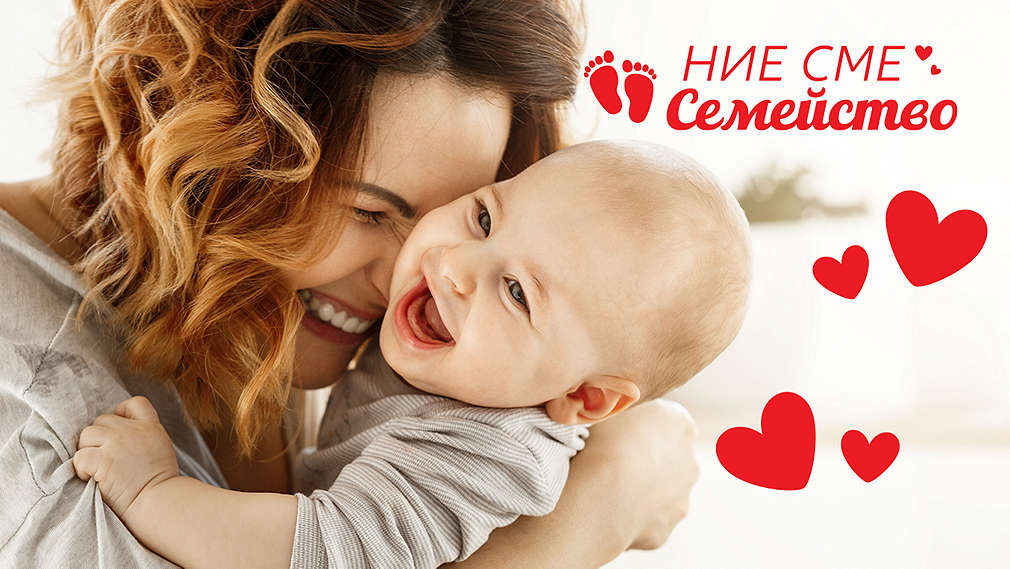 Изображение на майка, която гушка своето бебе