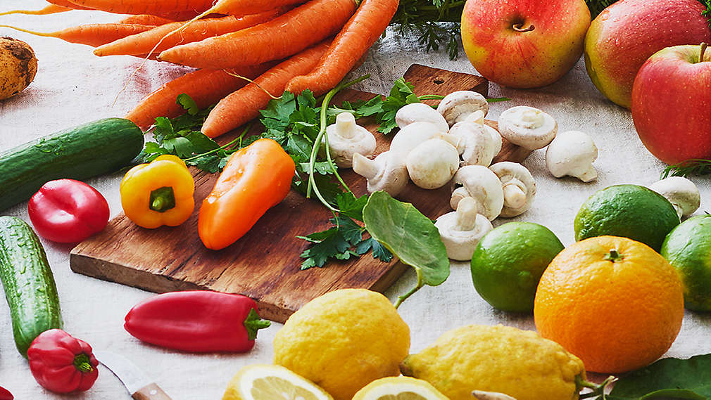 Снимка на различни свежи плодове и зеленчуци