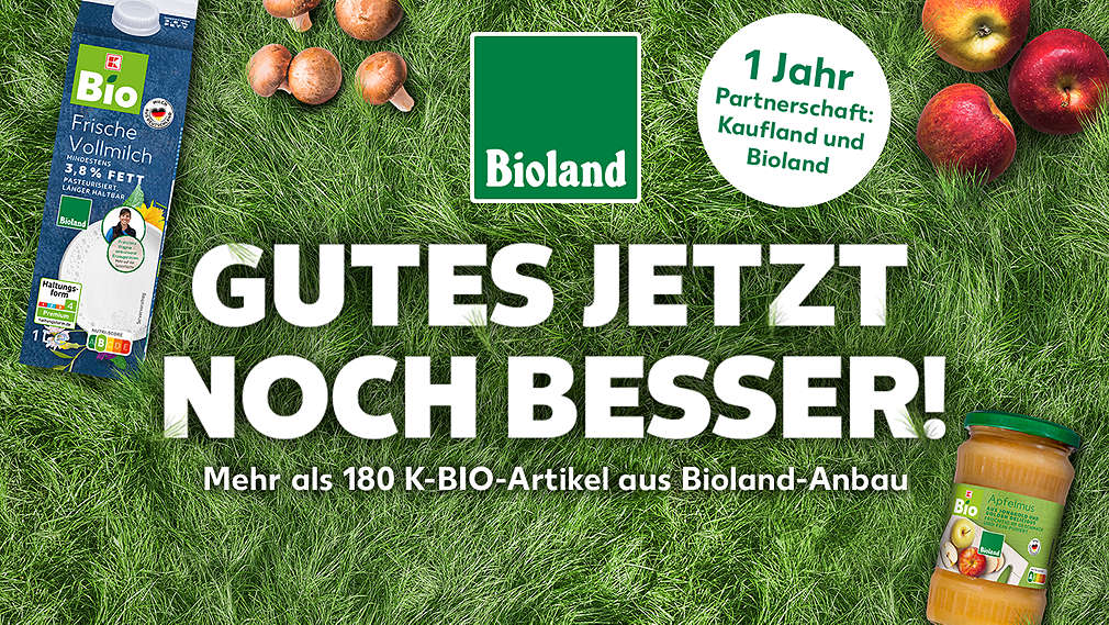 Verschiedene Artikel von K-BIO Bioland auf einer Wiese; Logo: Bioland