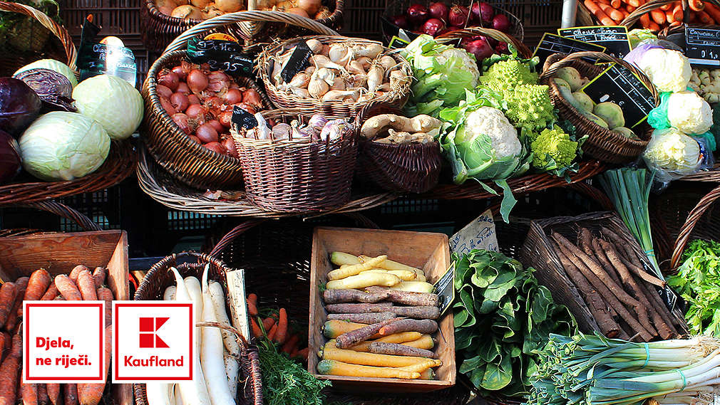 Raznovrsno povrće u košari