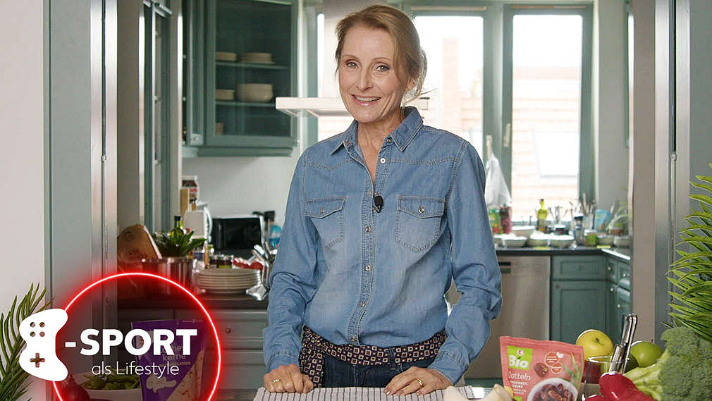 Dr. Alexa Iwan steht in der Küche der Kaufland Hangry Knights