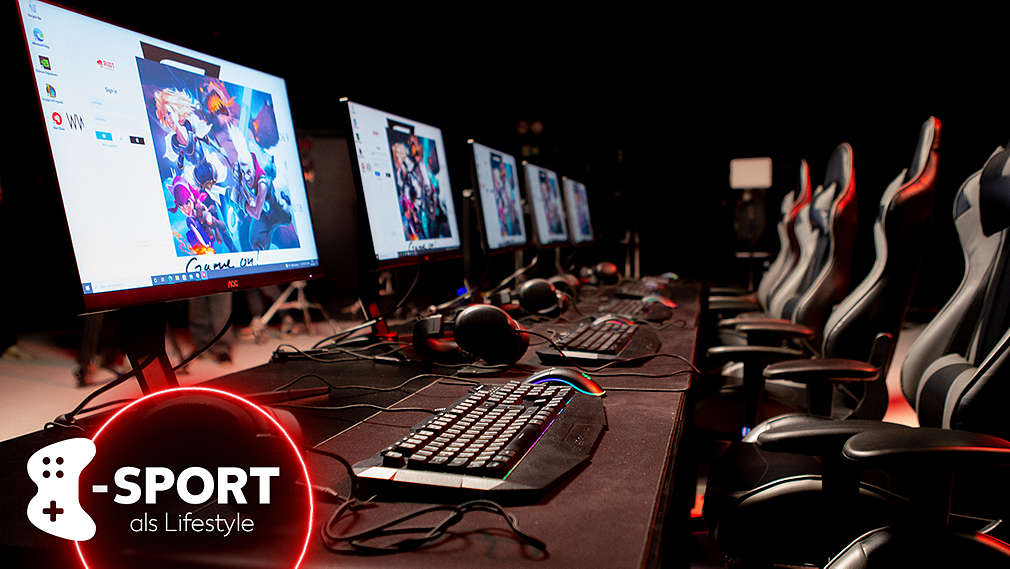 Fünf ausgestattete Gaming-Plätze mit Bildschirm, Gaming-Tastatur, -Maus und Headset