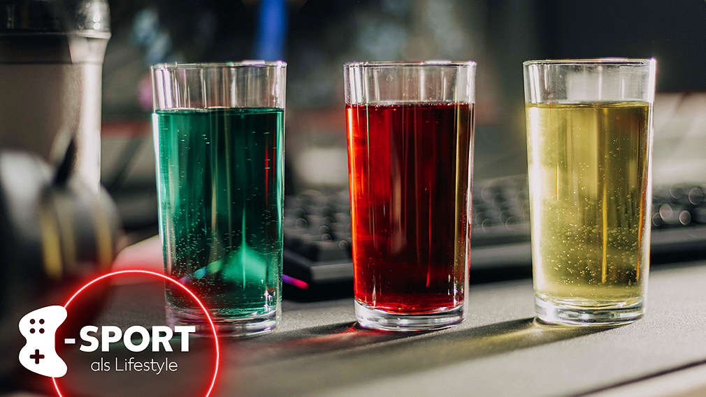 Unterschiedliche Gaming-Booster zubereitet in je einem Glas; im Hintergrund eine Gaming-Tastatur