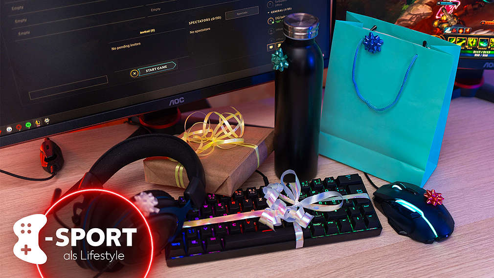 Gaming-Peripherie auf einem Tisch, mit Geschenkband verpackt.