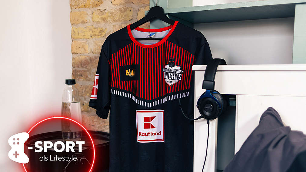 Ein Gamer-Trikot hängt neben einem Bett, daneben ein Gamer-Headset und eine Wasserflasche