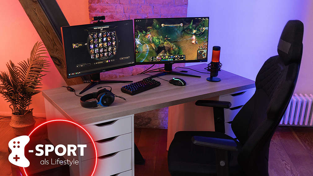 Eine Gaming-Ecke bestehend aus Maus, Tastatur, Headset, Mikrofon, Stuhl, Tisch und zwei Bildschirmen.