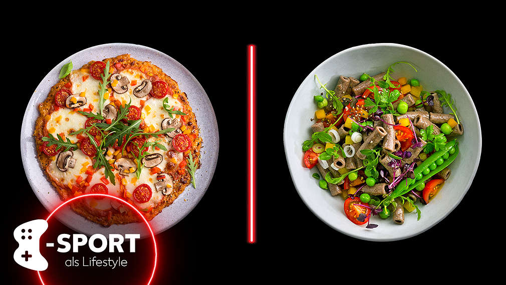 Eine Pizza und eine Salatbowl auf schwarzem Hintergrund