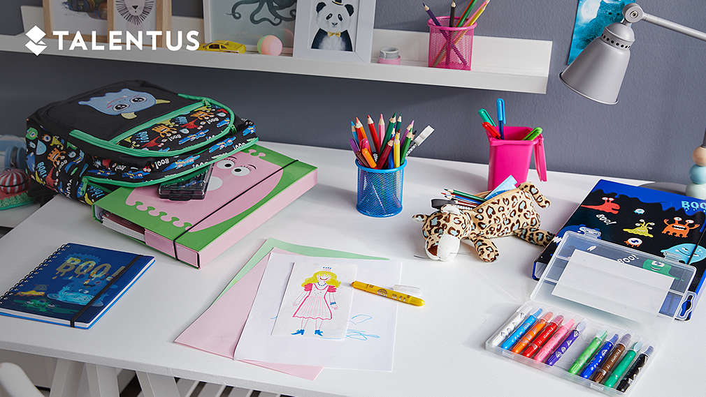 Kinderschreibtisch mit Ordnern, Stiften, Stofftier und Heften; Logo: TALENTUS® 