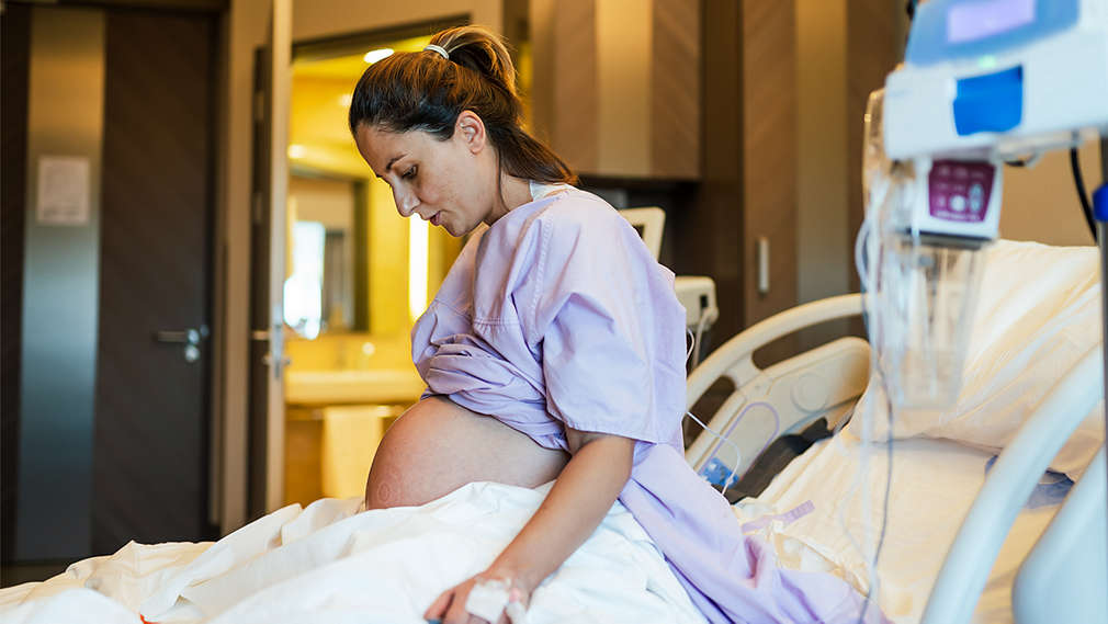 Schwangere Frau in den Wehen